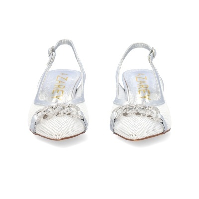 Par de sapatos brancos com corrente prateada e interior prateado com a marca ZAREY