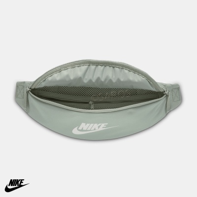 Bolsa tipo pochete Nike cinzenta com logótipo branco aberta