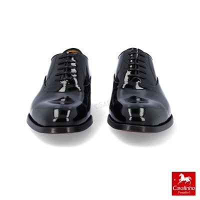 Par de sapatos sociais pretos de verniz com atacadores pretos