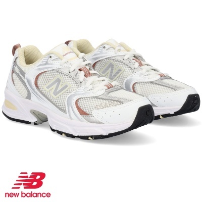 Sapatilhas New Balance brancas e cinzentas com detalhes rosa e bege