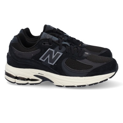 Ténis desportivos pretos New Balance com malha e sola branca