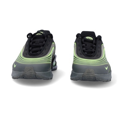 Ténis desportivos Nike Air Max preto e verde fluorescente em fundo branco