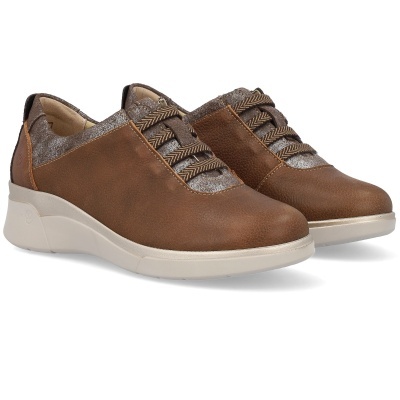 Sapatilhas castanhas em couro com atacadores castanhos e solas brancas