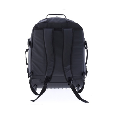 Mala preta com rodas e alças tipo mochila num fundo branco