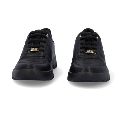 Ténis pretos com atacadores e detalhes dourados