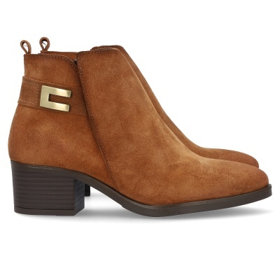 Botas castanhas de camurça com salto baixo e fivela dourada