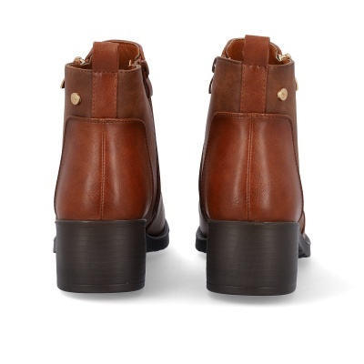 Botas castanhas de salto visto de trás