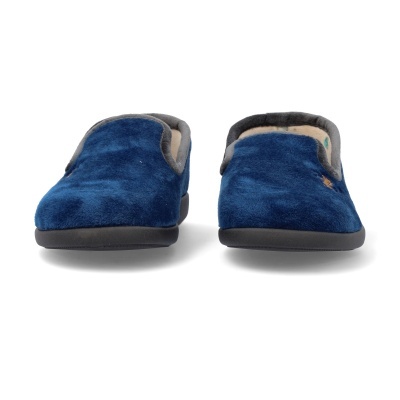 Chinelos de tecido felpudo azul com detalhes cinza e sola preta