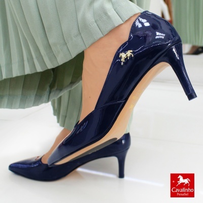 Sapato de salto alto verniz azul-escuro com detalhe dourado cavalo