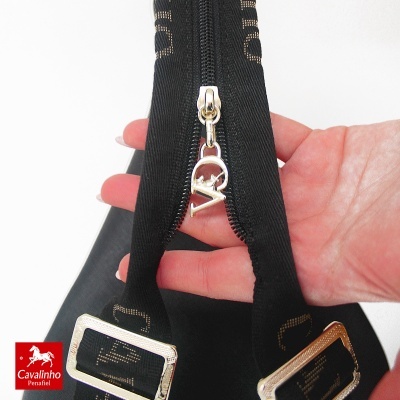 Mala preta com fecho de correr e puxador metálico com letras CV