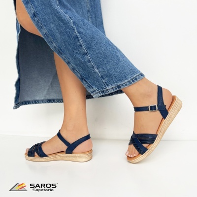 Sandálias azuis em tecido com sola de cortiça e fecho de fivela.