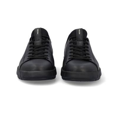 Ténis pretos em pele com etiqueta GEOX