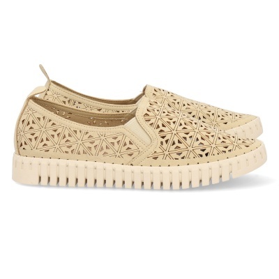 Sapatos mocassin bege com padrão geométrico vazado e sola grossa creme
