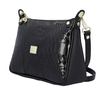 Mala de mão preta com textura tipo pele de cobra e detalhes dourados