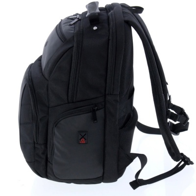 Mochila preta com bolsos e etiqueta USB