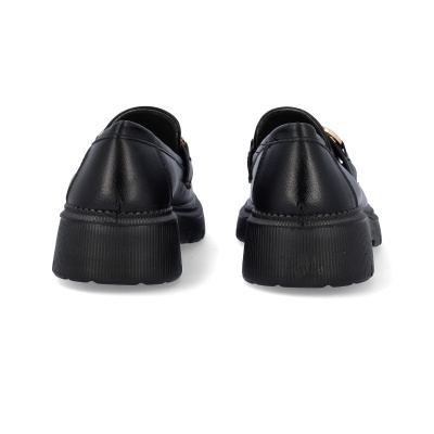 Sapatos pretos de couro vistos de trás