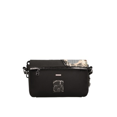Mala tiracolo preta com bolso frontal e detalhe decorativo geométrico