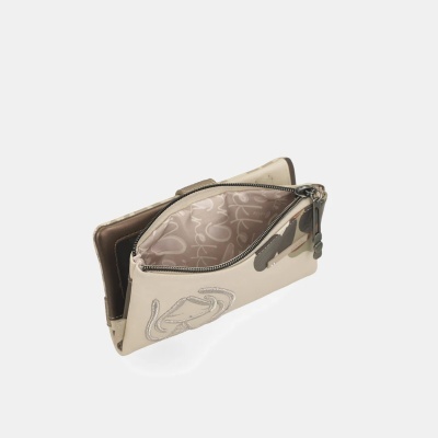 Bolsa pequena bege com bordado prateado e forro com padrão de texto