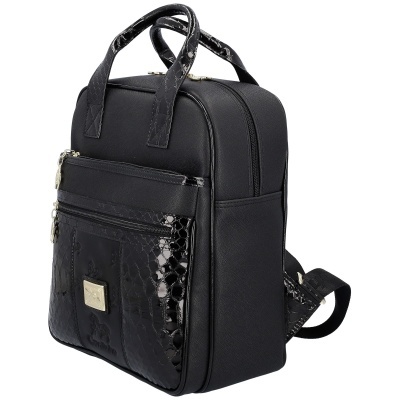 Mochila preta com bolsos e alças fez em material sintético com padrão tipo pele de cobra