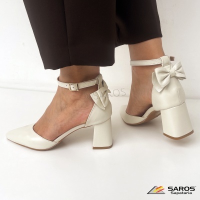 Sapatos creme de salto alto com laço e tira no tornozelo