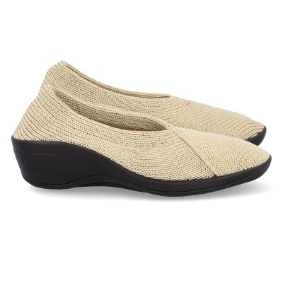 Sapatilhas femininas de cunha em tecido tricot bege com sola preta.