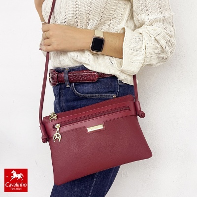 Bolsa pequena de ombro vermelha em couro com fechos dourados