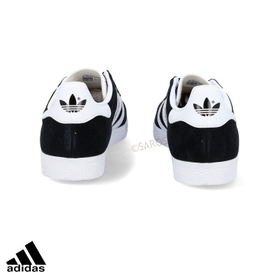 Sapatilhas Adidas pretas e brancas vistas de trás