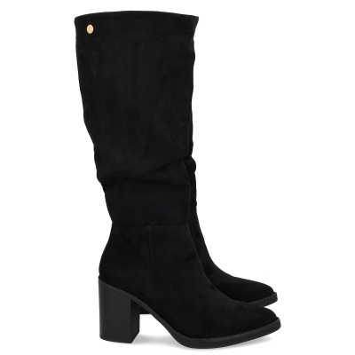 Botas pretas de camurça com salto alto e detalhe metálico dourado