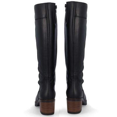 Botas altas de couro preto com salto castanho. 