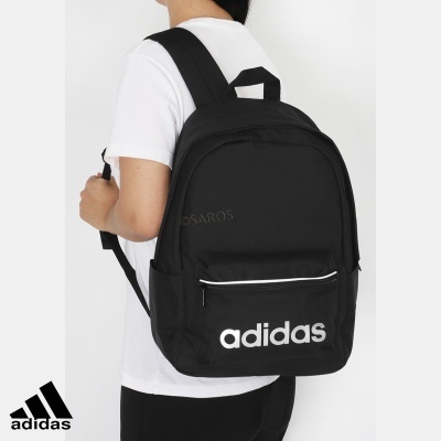 Mochila preta Adidas com logótipo branco, vista de costas numa pessoa