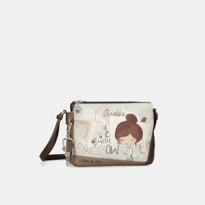 Mala de ombro castanha e bege com ilustração e texto decorativo