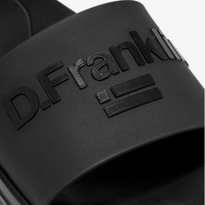 Chinelo preto desportivo com texto em relevo D.Franklin