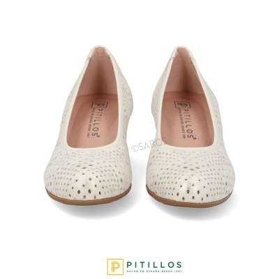 Par de sapatilhas femininas brancas com padrão de pequenas perfurações