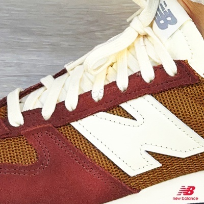 Tênis New Balance em camurça vermelha e malha castanha com detalhes brancos