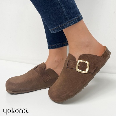 Sapatos tipo mule castanhos em camurça com fivela dourada