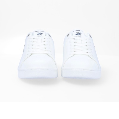 Par de ténis brancos com etiqueta azul e branco