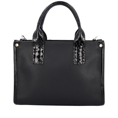 Mala de senhora preta com alças e detalhes em couro preto com padrão de pele de cobra.