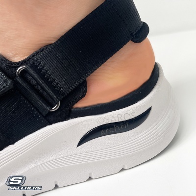 Sandália Skechers com sola branca e correia preta ajustável