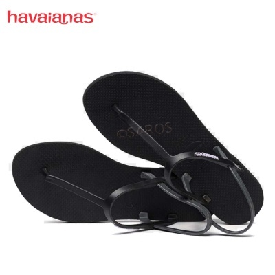 Chinelos rasos havaianas pretos com tiras finas tipo sandália