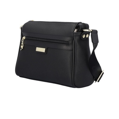 Mala tiracolo preta com fecho zip e pendente metálico com letras VOX