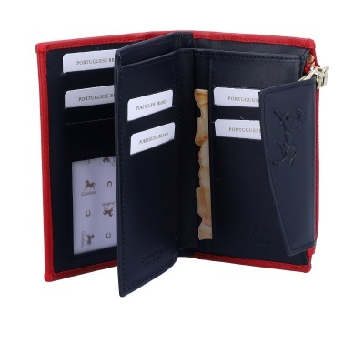 Carteira em pele azul escuro com bordas vermelhas aberta mostrando vários compartimentos e etiquetas com texto PORTUGUESE BRAND