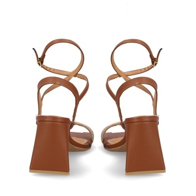 Sandálias de salto alto castanho com tiras finas cruzadas e fivela dourada vista de trás