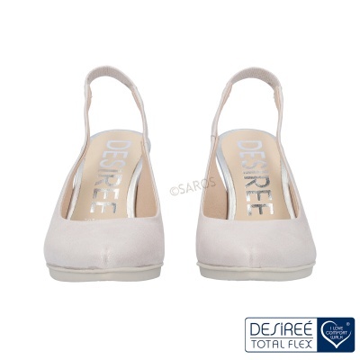 Sapatos bege claro com alças traseiras e marca DESIRÉE no interior.