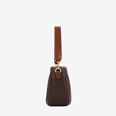 Bolsa de mão castanha com alça larga e detalhes metálicos dourados