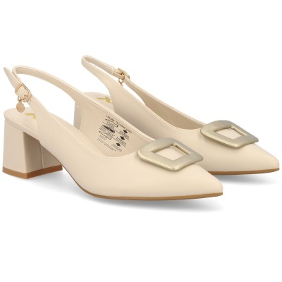 Sapatos de salto médio creme com fivela dourada e tira de ajuste