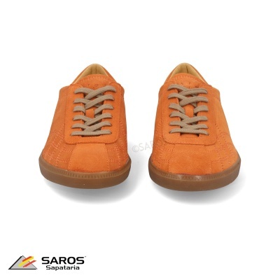 Ténis laranja com atacadores cinza e sola castanha em fundo branco