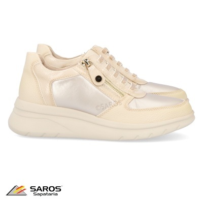 Ténis bege com zip lateral e atacadores em fundo branco