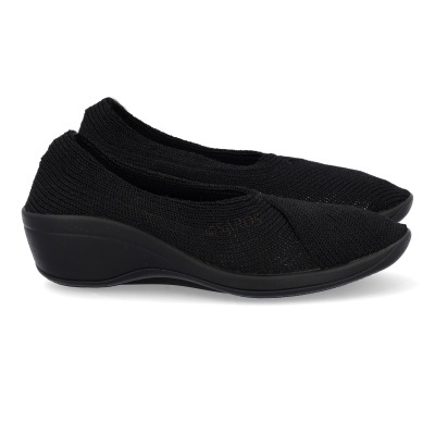 sapatos pretos de salto baixo com tecido malha elástica