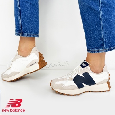 Sapatilhas New Balance brancas, bege e azul com solado castanho e jeans azuis