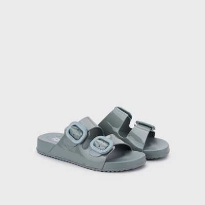 Sandálias cinzentas de plástico com duas fivelas grandes.